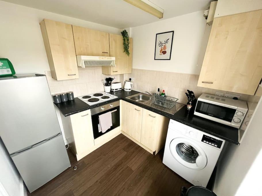Lovely 1 Bedroom Flat In Грейвсенд Экстерьер фото
